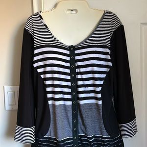 Frank Lyman top with attached camisole and 3/4 sleeves pit to pit 19”